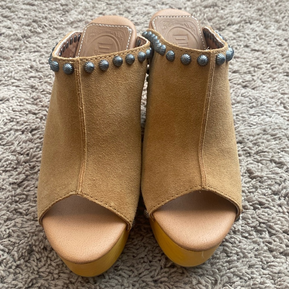 🔥🔥  Dingo studded platform wooden clogs